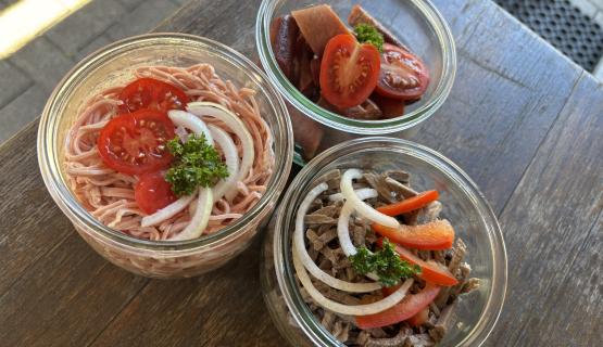 Wurst-/ Rindfleischsalat und R&auml;ucherw&uuml;rste im Glas