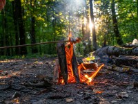 Wintergrillen mit Waldspeck am offenen Feuer.