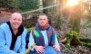 Baden in Klang: Musiker im Wald