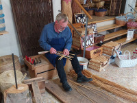 Korbmacher zeigt sein Handwerk &ouml;ffentlich im Korb Welzel aus Hausach