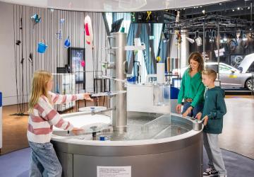 Leinen los f&uuml;rs Staunen &ndash; Schwimmendes Science-Center MS experimenta legt in Kehl an