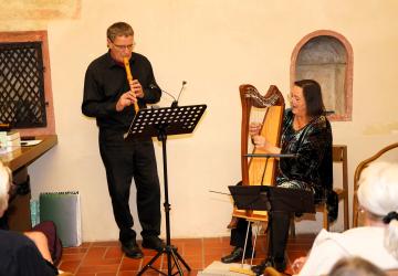 Glocke, Harfe und eine Stimme, die den Raum beherrschte